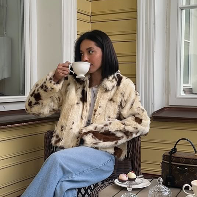 Elegancki płaszcz z futra we w – Women Streetwear Brand recenzja i cena